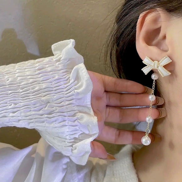 “Dolly Sunday’s” Pearl White Bow Tassel Kawaii Cute Dainty Dangle Gift Earrings - Picture 4 of 7